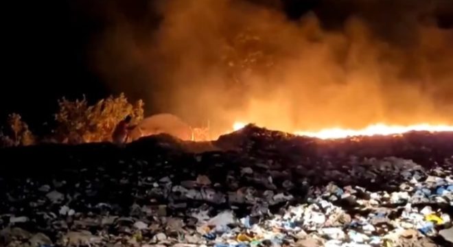 Incêndio destrói carreta em estacionamento de fazenda em Cariri do