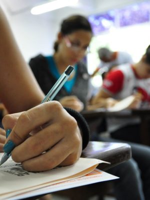 pessoa fazendo concurso/prova/ conncursos