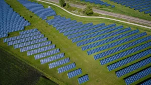 fotografia aérea de campo de grama com painéis solares