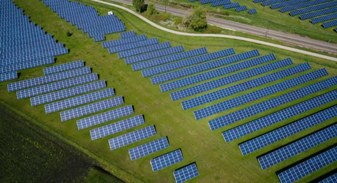 fotografia aérea de campo de grama com painéis solares