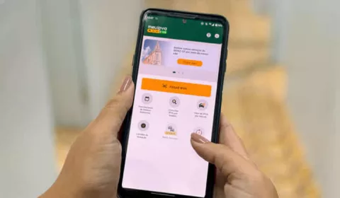 Celular com a tela aberta no aplicativo para pagar o IPVA 2026.