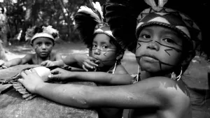 Crianças indígenas com cocar