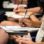 pessoa fazendo prova de concurso