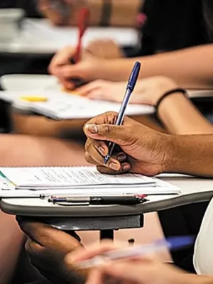 pessoa fazendo prova de concurso