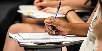 pessoa fazendo prova de concurso