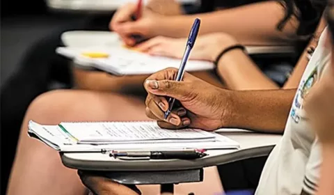 pessoa fazendo prova de concurso