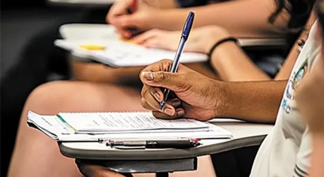 pessoa fazendo prova de concurso