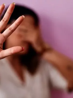 mulher com o rosto coberto