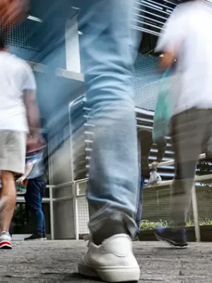 pessoas caminhando para prestar concurso/concursos publico.