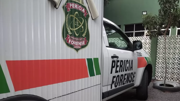 Corpo de Walisson foi recolhido pelo rabecão. (Foto: Reprodução)