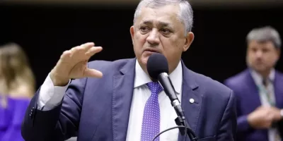 jose guimaraes discursando no parlamento da camara dos deputados em brasilia.