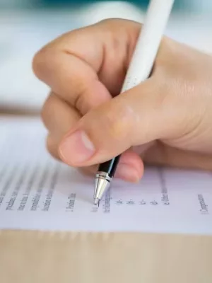 pessoa fazendo prova de concurso