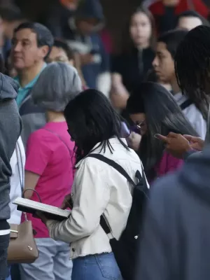 pessoas aguardando para fazer concurso