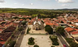 imagem area do município de assaré que mostra a igreja matriz.