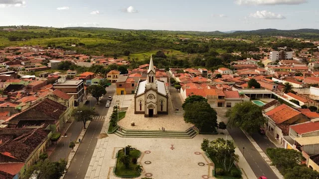 imagem area do município de assaré que mostra a igreja matriz.
