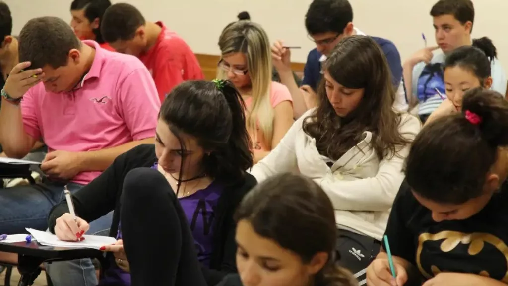 pessoas fazendo concurso ou vestibular no ceara