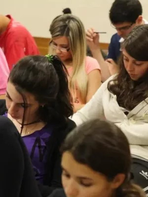 pessoas fazendo concurso ou vestibular no ceara