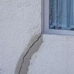 Imagem ilustrativa de casa com rachaduras.