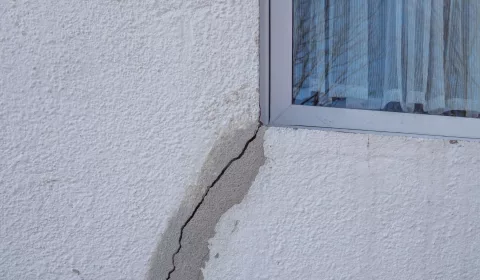 Imagem ilustrativa de casa com rachaduras.