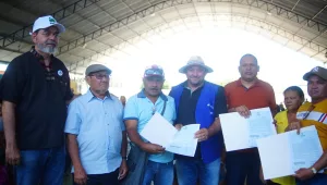 Sete pessoas, agricultores de Potengi, recebendo o titulo de propriedade de terra.