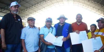 Sete pessoas, agricultores de Potengi, recebendo o titulo de propriedade de terra.