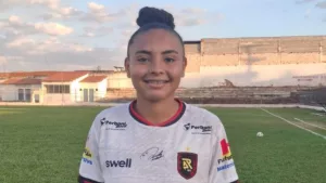 Fabiana é jogadora do R4 e fez 7 gols em partida entre R4 e Movimenta.