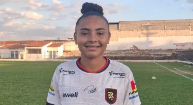 Fabiana é jogadora do R4 e fez 7 gols em partida entre R4 e Movimenta.