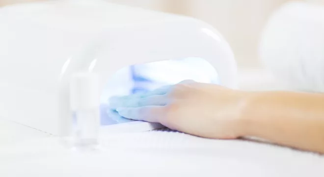 Anvisa proibiu duas substâncias presentes em produtos de unha de gel.