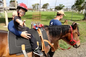 Atendimento de equoterapia pelo Regimento da Polícia Montada (RPMon), em Curitiba