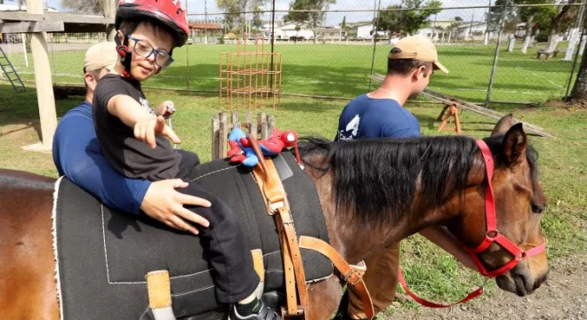 Atendimento de equoterapia pelo Regimento da Polícia Montada (RPMon), em Curitiba