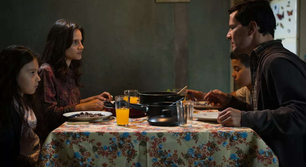 Stênio é um plantonista de necrotério que tem o dom de falar com os mortos.