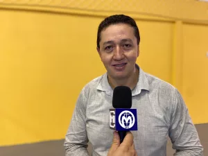 Glêdson Bezerra sendo entrevistado. Ele está com uma camiseta cinza.