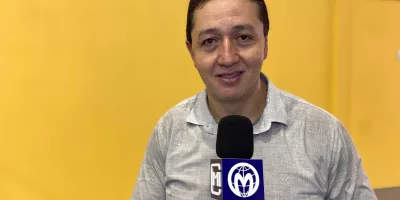 Glêdson Bezerra sendo entrevistado. Ele está com uma camiseta cinza.