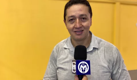 Glêdson Bezerra sendo entrevistado. Ele está com uma camiseta cinza.
