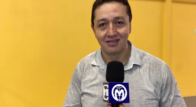 Glêdson Bezerra sendo entrevistado. Ele está com uma camiseta cinza.
