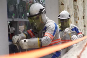 técnicos da enel em operação de combatea furto de energia