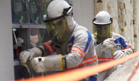 técnicos da enel em operação de combatea furto de energia