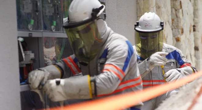 técnicos da enel em operação de combatea furto de energia