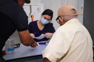Nos pontos de apoio, são oferecidos procedimentos como aferição de pressão arterial, teste de glicemia, dispensação de medicamentos, atendimentos médico e de enfermagem, primeiros socorros e suporte com ambulância.