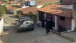 Operação Amigo do Rei, em Icó. Policia civil em frente a uma casa.
