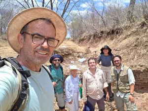 Equipe de seis pessoas que estão realizando o mapeamento de novas áreas fossilíferas próximas à Bacia do Araripe no Cariri.