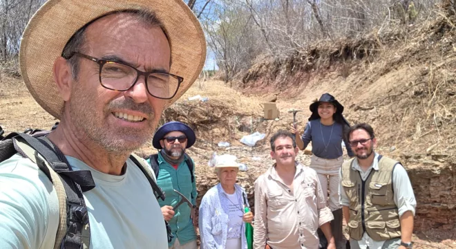 Equipe de seis pessoas que estão realizando o mapeamento de novas áreas fossilíferas próximas à Bacia do Araripe no Cariri.