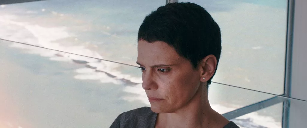 Com direção de Daniel Bandeira, o tenso thriller acompanha o drama de uma rica e reclusa estilista que se enclausura em seu carro blindado para se proteger de uma revolta dos trabalhadores da fazenda de sua família.