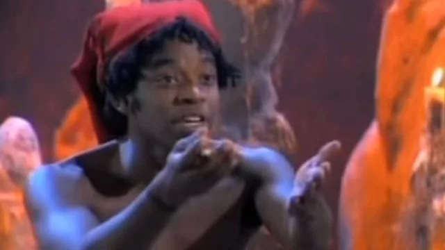 Ator Fabrício Boliveira interpretando o Saci.