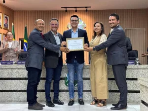 Yury do Paredão recebe título de cidadão cratense