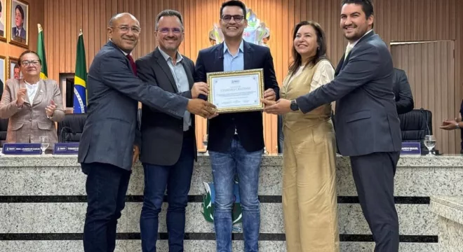 Yury do Paredão recebe título de cidadão cratense