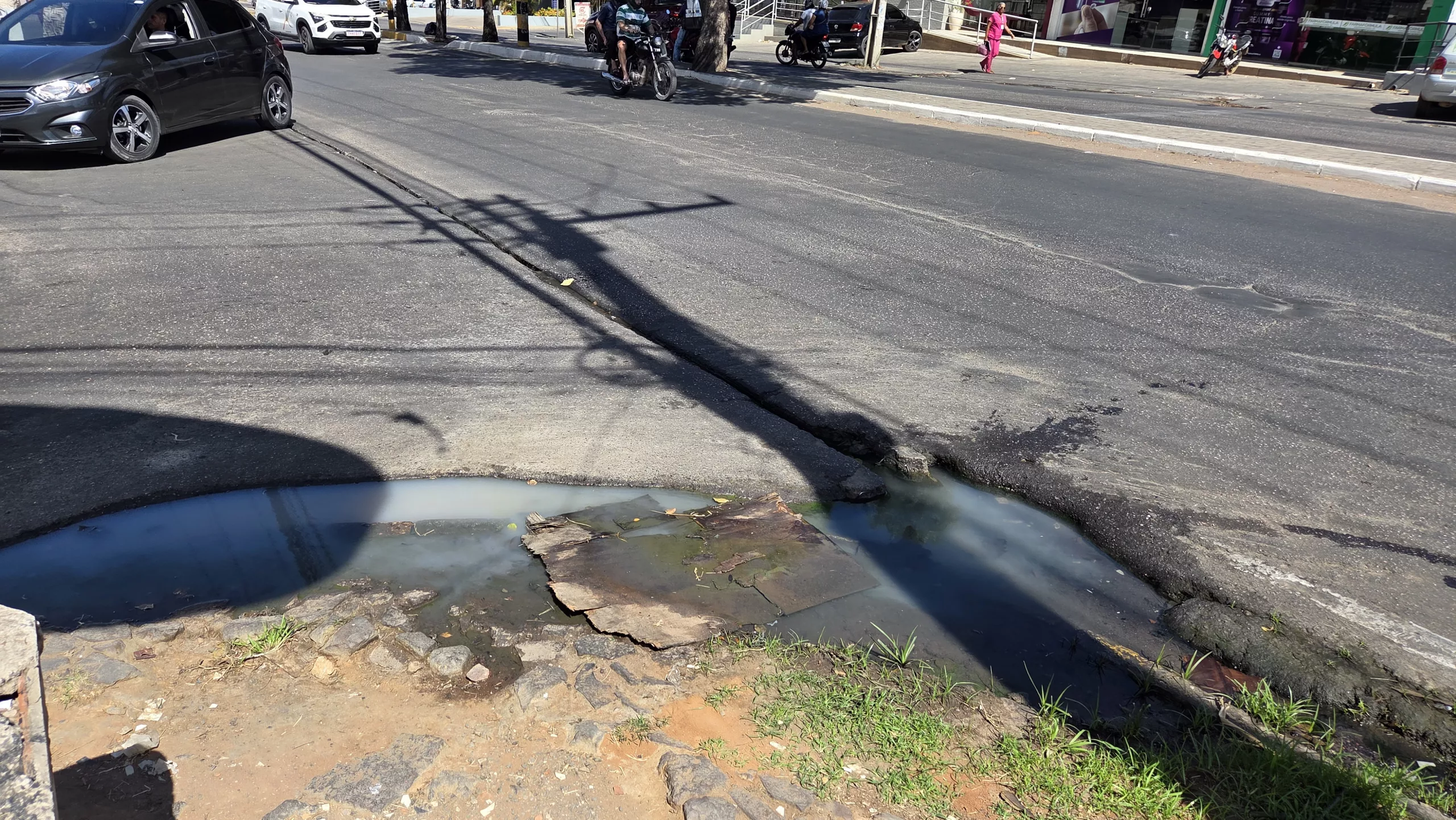 Esgoto a céu aberto no bairro Triângulo, em Juazeiro do Norte.