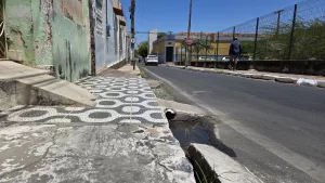 Esgoto a céu aberto na Rua da Glória, no bairro São Miguel, em Juazeiro do Norte