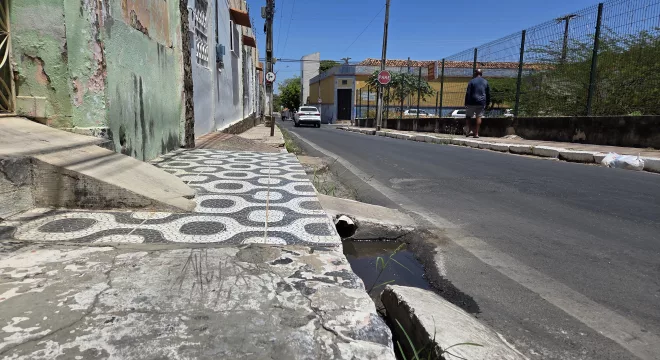 Esgoto a céu aberto na Rua da Glória, no bairro São Miguel, em Juazeiro do Norte