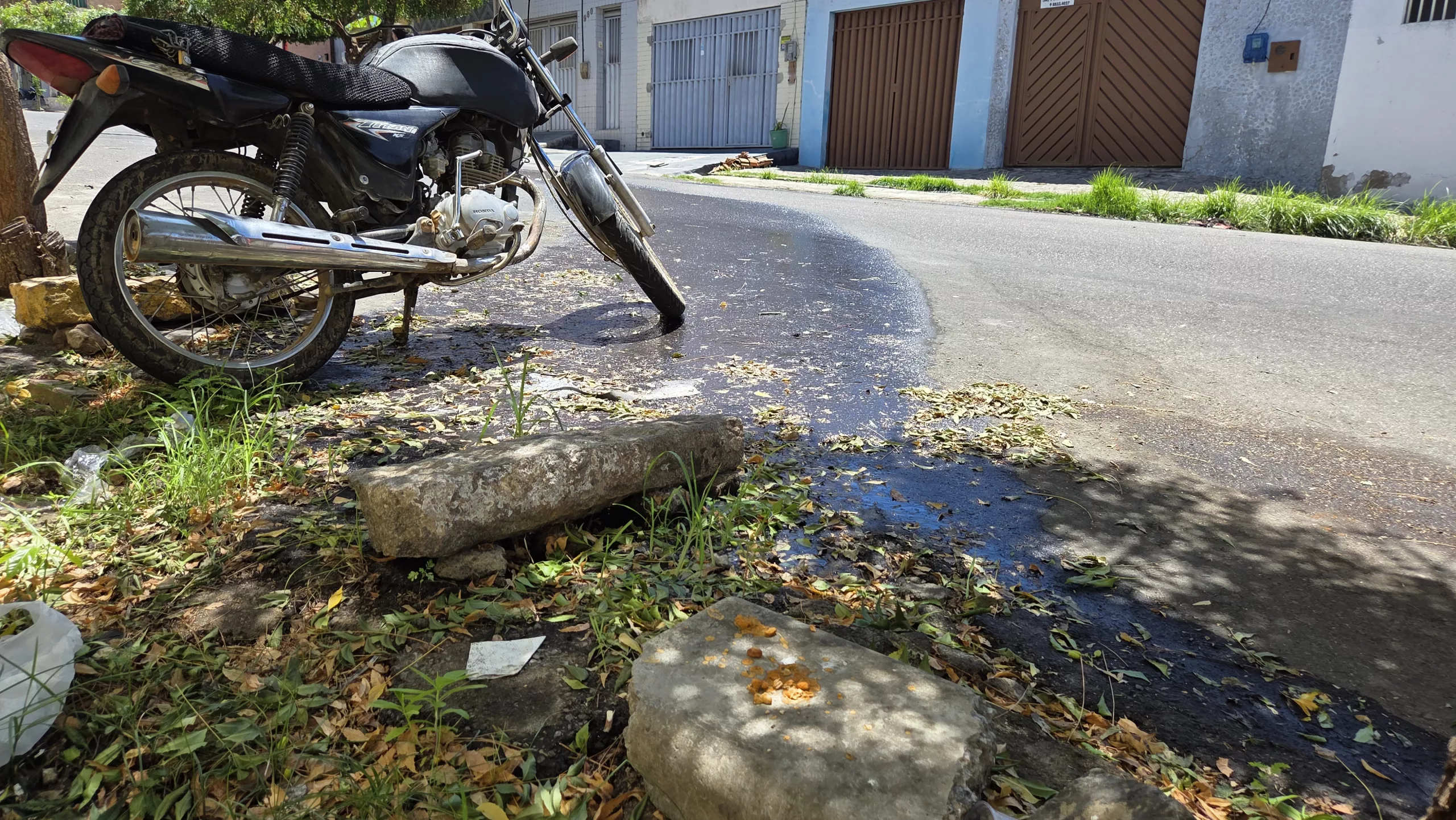 Esgoto a céu aberto na Rua Santa Isabel, bairro São Miguel, em Juazeiro do Norte.